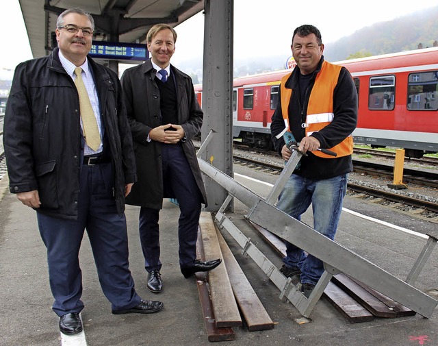 Bahnmitarbeiter Peter Ghergari (rechts...amp; Service AG und OB Philipp Frank.   | Foto: Klatt-D&#8217;Souza