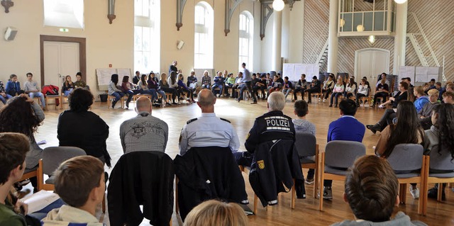 Im Plenum in der Steinhalle diskutiert...endliche mit Experten der Verwaltung.   | Foto: Zsofia Kulik