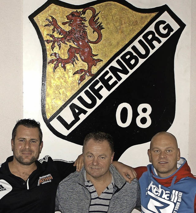 In die Mitte nehmen der neue Chef  der...ki den SV-08-Vormann Harald Wuchner.    | Foto: Reinhard Herbrig