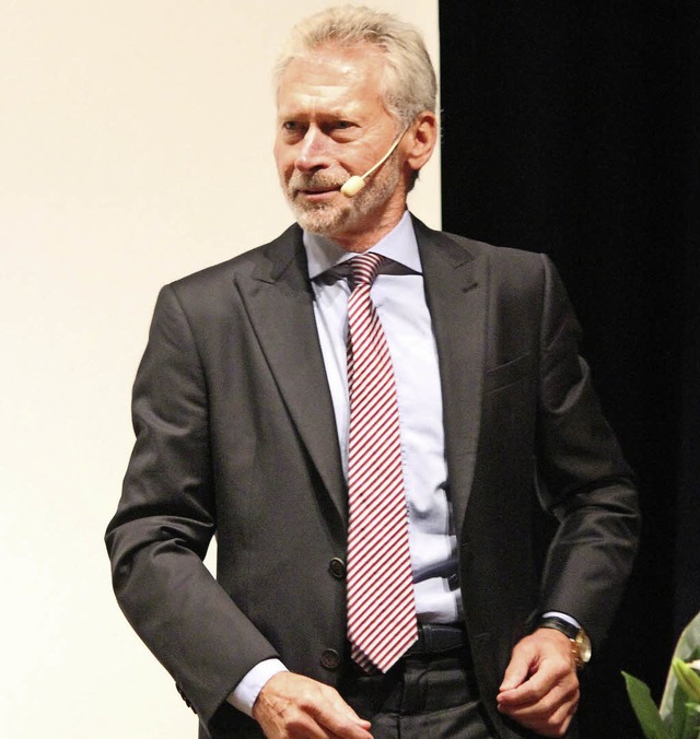 Paul Breitner hielt einen lebhaften Vortrag im Kursaal.  | Foto: Otmar Faller