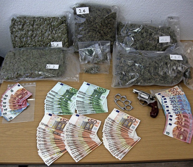 Abgepacktes Marihuana, abgezhlte Sche...rchsuchungen in Freiburg und Waldkirch  | Foto: Polizei