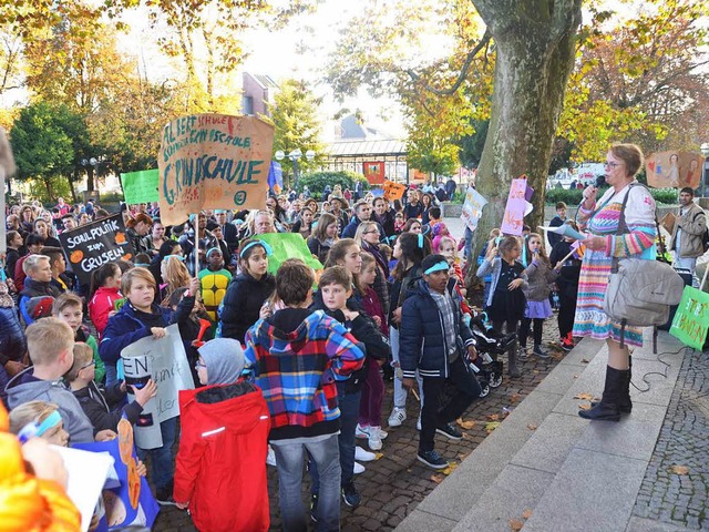 Rund 200 Kinder und Erwachsene  haben sich auf dem Rathausplatz versammelt.   | Foto: Elena  Bischoff