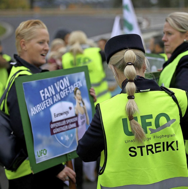 Streikende Flugbegleiterinnen in Kln   | Foto: DPA