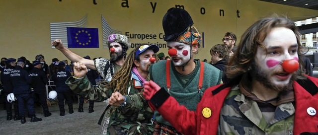 Als Clowns verkleidete Aktivisten prot...ssel gegen das Ceta-Handelsabkommen.   | Foto: AFP