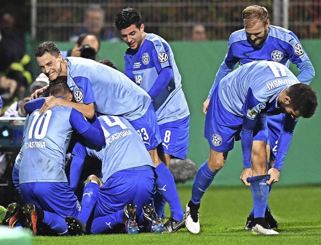 Haufenweise Freude: Die Spieler des FC Astoria Walldorf jubeln ber das 1:0.   | Foto: dpa