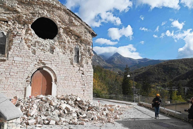 In Ussita wurde diese Kirche zerstrt,...rino strzte ein alter Kirchturm ein.   | Foto: afp