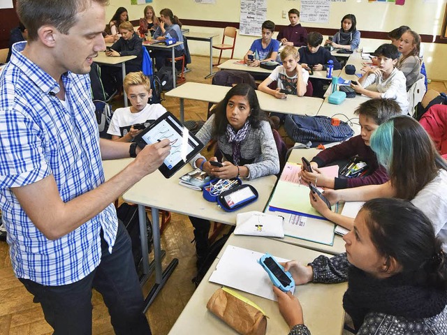 Kein Handyverbot? Im Physikunterricht ...sium sind Tablet und Handy Lehrmittel.  | Foto: Michael Bamberger