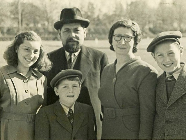 Immer wieder getrennt: Abraham und Gol...us (von links), im Jahr 1946 in Zrich  | Foto: Familienarchiv Kuflik