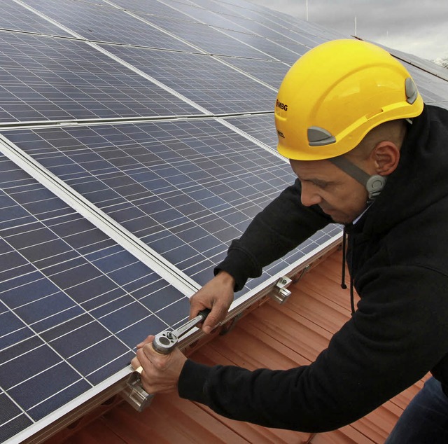 Nichts fr Laien: Arbeiten auf dem Dach sollte man Profis berlassen.  | Foto: Nestor Bachmann