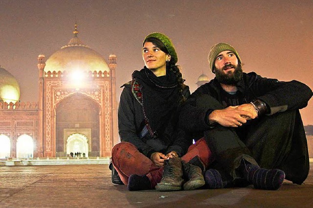Die Freiburger Reisevideoblogger Gwen ...ier vor der Badshahi Moschee in Lahore  | Foto: Patrick Allgaier