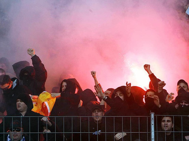 KSC-Fans znden am Rande des Bundeslig...tfeuer an (Archivfoto vom 23.02.2008).  | Foto: Bernd Weissbrod