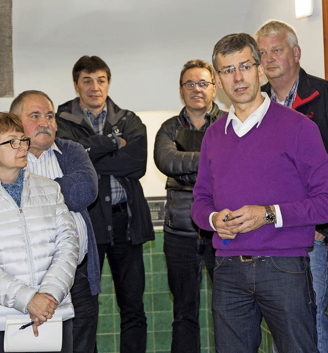 Rektor Henning Zillessen (vorne, recht...standsbericht zur Schlchttal-Schule.   | Foto: Wilfried Dieckmann