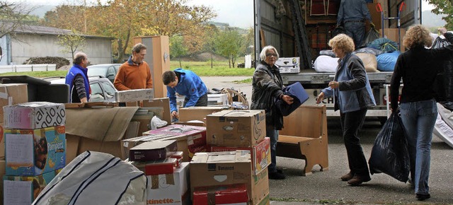 Am Mittwoch wurde in Endingen an der T...che Helfer packten tatkrftig mit an.   | Foto: Ruth Seitz