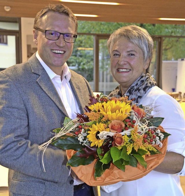 Abschied vom Bugginger Rathaus: Andrea... mit Brgermeister Johannes Ackermann   | Foto: Sigrid Umiger