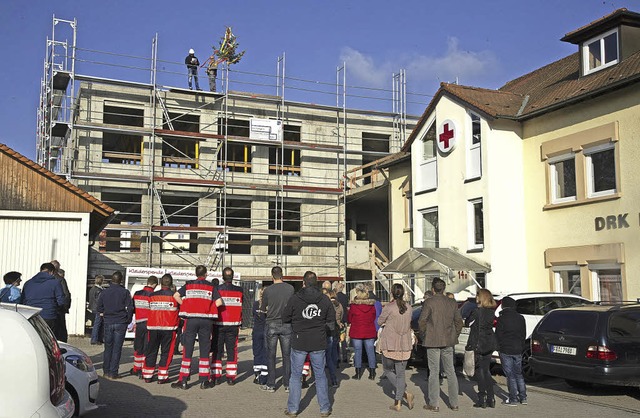 Die Blicke gehen nach oben beim Richtfest des DRK-Kreisverbandes Mllheim.  | Foto: Volker Mnch