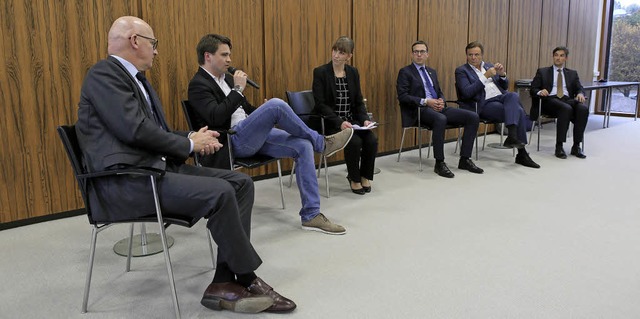 Gruppenbild mit Dame (von links): Mark...tgeschftsstelle in der Lotzbeckstrae  | Foto: CHRISTOPH BREITHAUPT