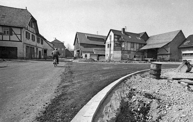 Auch mit Fotos wird in die Dorfgeschic...Ortsmitte aufgenommen, im April 1979.   | Foto: BZ-Archiv/U. Derndinger