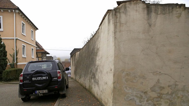 Die Mauer am Oberschopfheimer Pfarrgar...d sie mit einem Bauzaun  abgesichert.   | Foto: christoph breithaupt