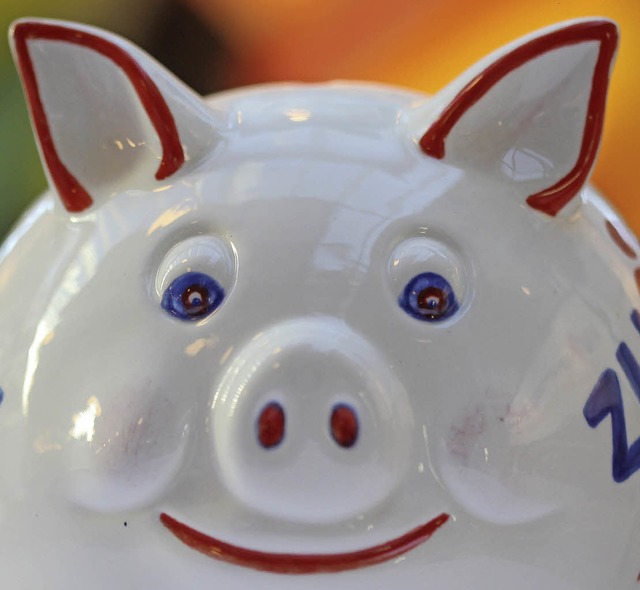 Nach wie vor haben Kinder meist ein  Sparschwein als Spardose.   | Foto: dpa