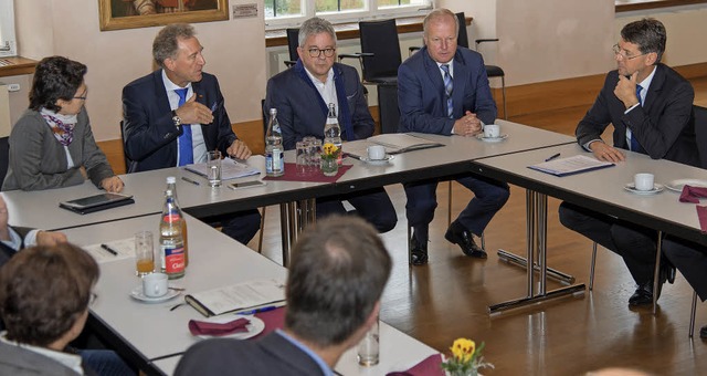 Zum verkehrspolitischen Austausch traf...e, Guido Wolf, Peter Wei, Bruno Metz.  | Foto: Olaf Michel