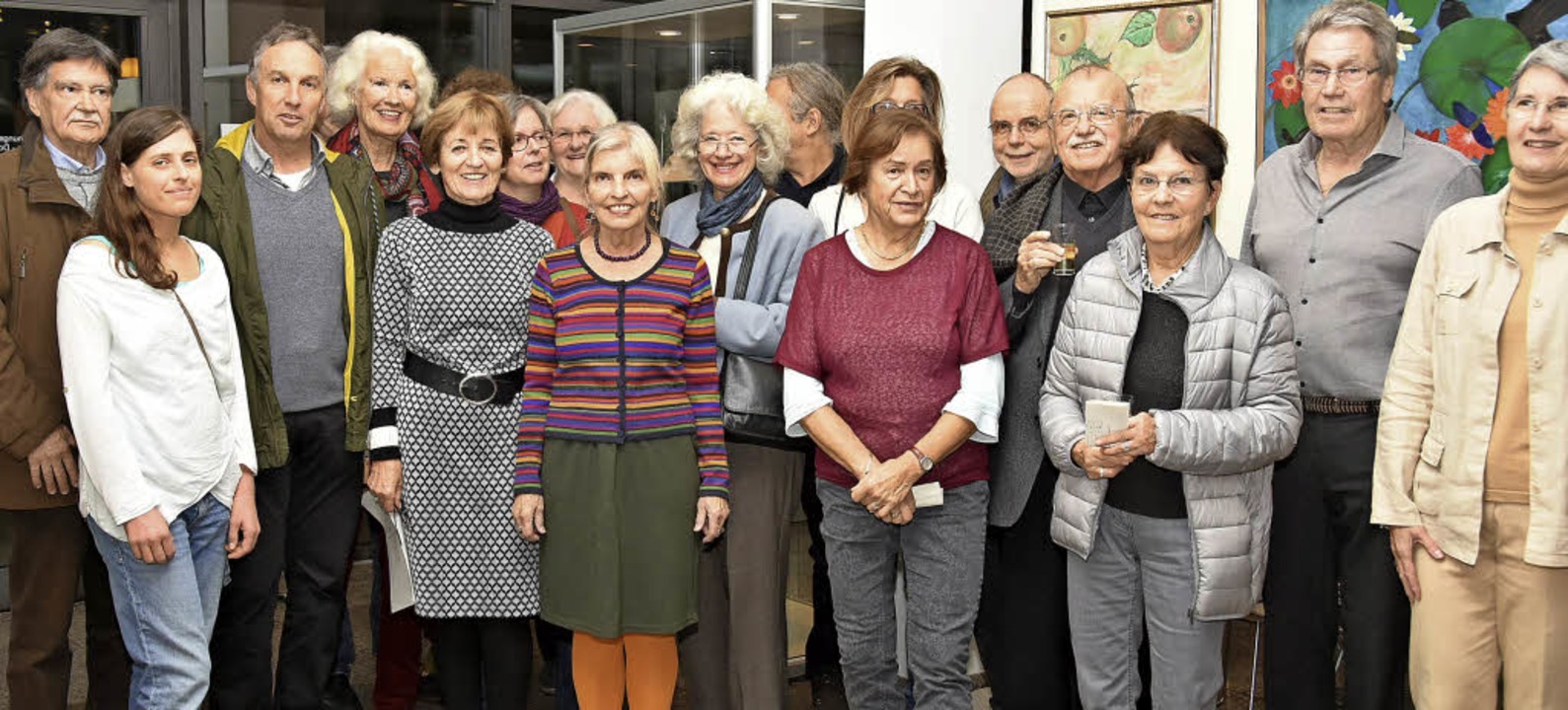 Die Kunstschaffenden  mit ihrer Vorsitzenden Ulrike Bach (Mitte)  | Foto: Andrea Steinhart