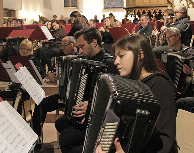 Akkordeonorchester  und  Musikverein spielen gemeinsam.   | Foto: Horst David