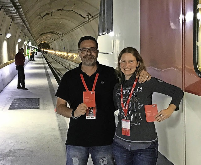 Thomas und Sabine Textor beim Halt auf... mitten im neuen Gotthard-Basistunnel.  | Foto: swr