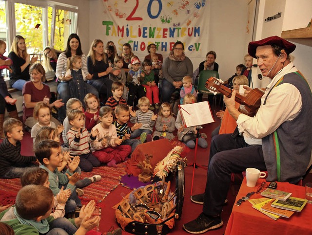 Die Kinder im Familienzentrum machten ...bei der Musik von Hans Spielmann mit.   | Foto: Anja Bertsch