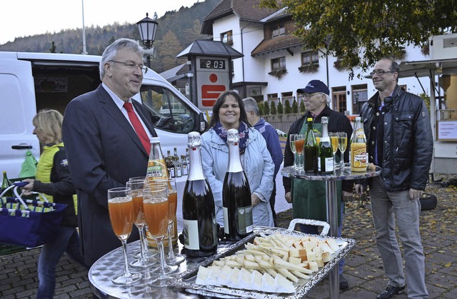 Wilhelm Hottinger (links) und Brgerme...r Verabschiedung der Marktbeschicker.   | Foto: Hans-Dieter Folles