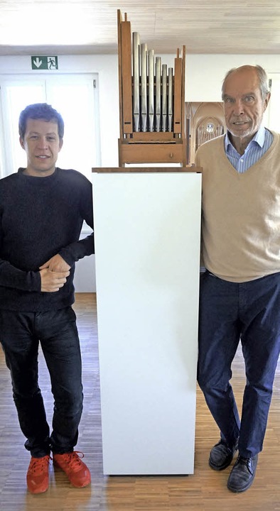 Tilmann und Hartwig Späth mit dem Gese...uniors, einer Orgel im Miniaturformat   | Foto: Julius Steckmeister
