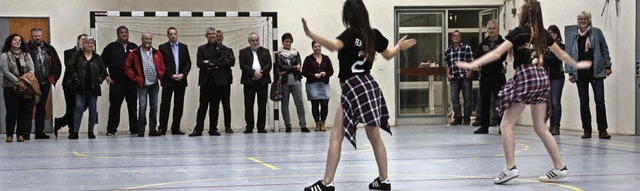 Ein Tnzchen zur Erffnung der saniert... Carlucci (links) und Michelle Wirrer.  | Foto: Jrn Kerckhoff