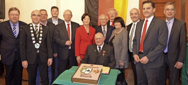 Viele Ehrengste gratulierten Werner B...B) und Landrat Hanno Hurth (von links)  | Foto: Nikolaus Bayer