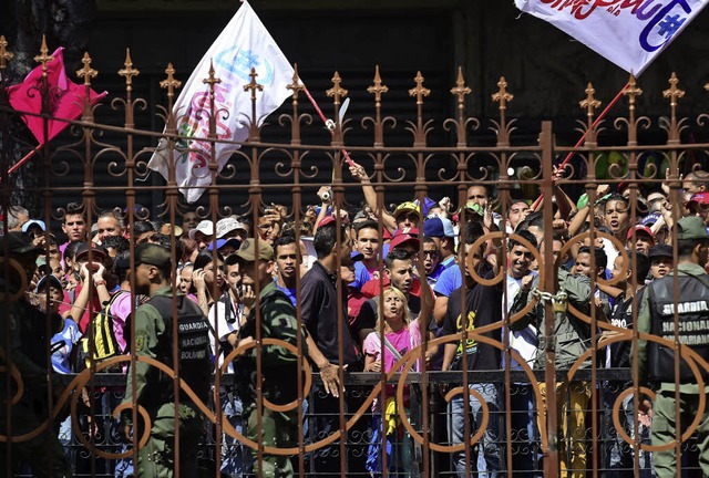 Anhnger Maduros versammeln sich vor dem Parlament.   | Foto: AFP