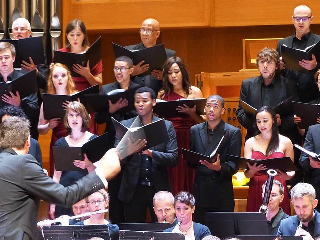 Harmonie ohne Grenzen: Auftritt der Ca...ica Freiburg mit Sngern aus Sdafrika  | Foto: -