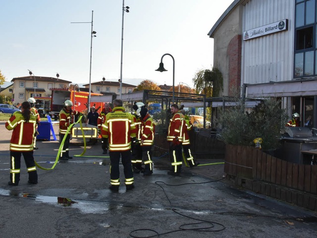 Die Feuerwehr ist mit Lscharbeiten beschftigt.  | Foto: Andrea Steinhart