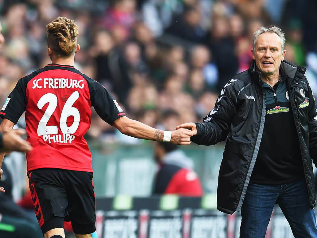 Abklatschen beim Trainer: Philipp und Christian Streich.