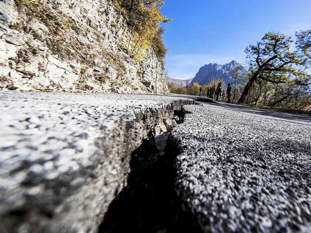 Ein Riss geht durch den Asphalt auf ei...ztigen Bebens sind noch nicht bekannt.  | Foto: dpa