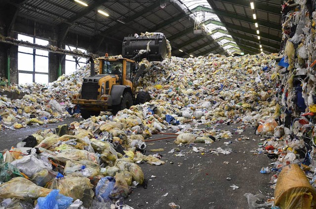 Die Gelben Scke von 2,5 Millionen Ein...ngbetrieb Vogt Plastic in Rheinfelden.  | Foto: Christian Engel