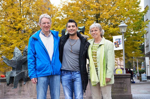 Rami Basisah mit Winfried Oelbe und Theresia Schaub-Oelbe  | Foto: Ralf Burgmaier