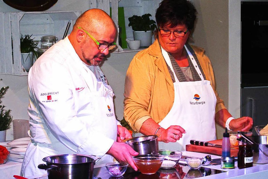 Die Kochshow-Einlagen waren eine echte Attraktion bei der WeinNacht in Bad Bellingen. (Foto: Jutta Schütz) Die Kochshow-Einlagen waren eine echte Attraktion bei der WeinNacht in Bad Bellingen. (Foto: Jutta Schütz)