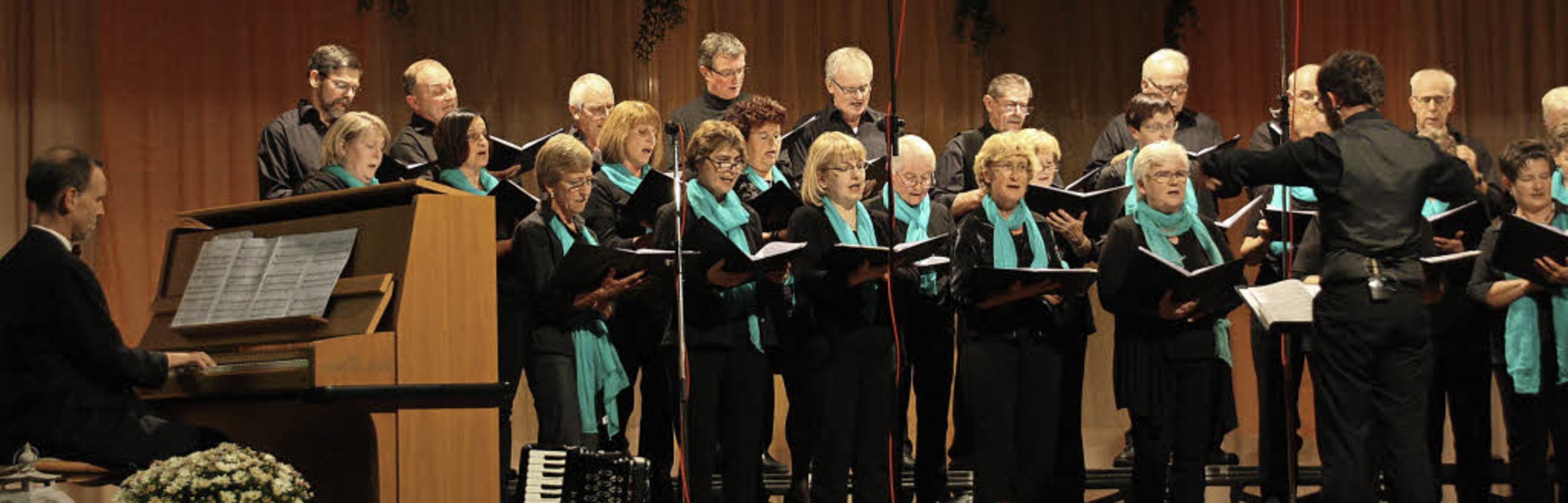 Der Chor des Gesangvereins Kaiserstuhl...n Bischof. Am Klavier Christian Nagel.  | Foto: Christiane Franz