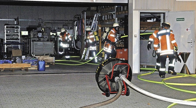 Routiniert erledigte die Feuerwehr Weisweil ihre Aufgaben.  | Foto: Schweizer