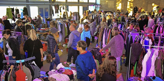 Groer Andrang beim ersten Flohmarkt fr Frauen in der Ettenheimer Stadthalle   | Foto: Sandra Decoux-Kone