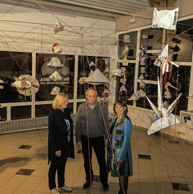 Christel Andrea Steier (rechts) stellt im Autohaus Hog aus.   | Foto: S. Decoux