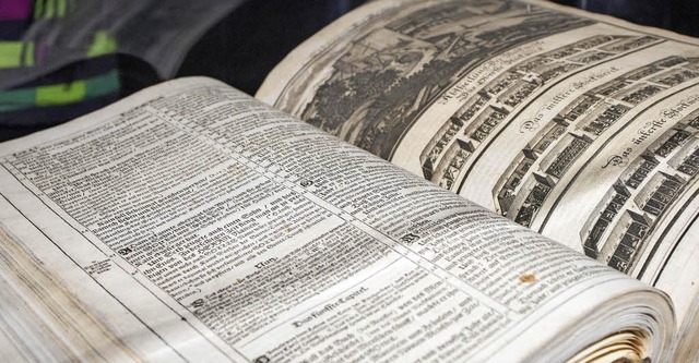 Die Kurfrstenbibel aus dem 17. Jahrhu...whrend der Luthertage im Europa-Park.  | Foto: Bernhard Rein