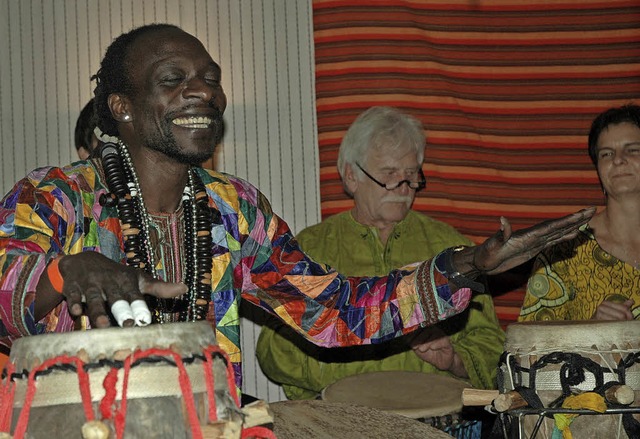 Badou Sene und die Trommelgruppe Fankani sorgten fr ansteckend gute Laune.  | Foto: Ounas-Krusel