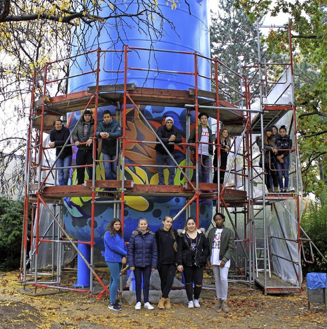 Schler der Gemeinschaftsschule versch...fferspeicher des Blockheizkraftwerks.   | Foto: Privat