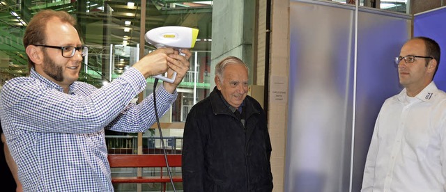 Einen topmodernen Brillen-Schnelltest ...ntiert Optik Burkart am Weiler Stand.   | Foto: Adrian Steineck