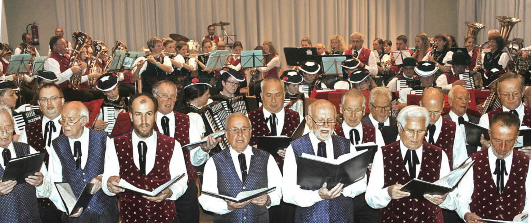 Mehr als  100 Akteure der Trachtenkape...lusskonzert im Kurhaus Hinterzarten.    | Foto: DIETER MAURER