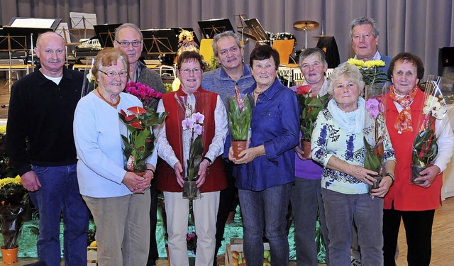 Einen Blumentopf als  Dankeschn gab e..., Bernhard Baumann und Helena Herzog.   | Foto: Heidi Fssel